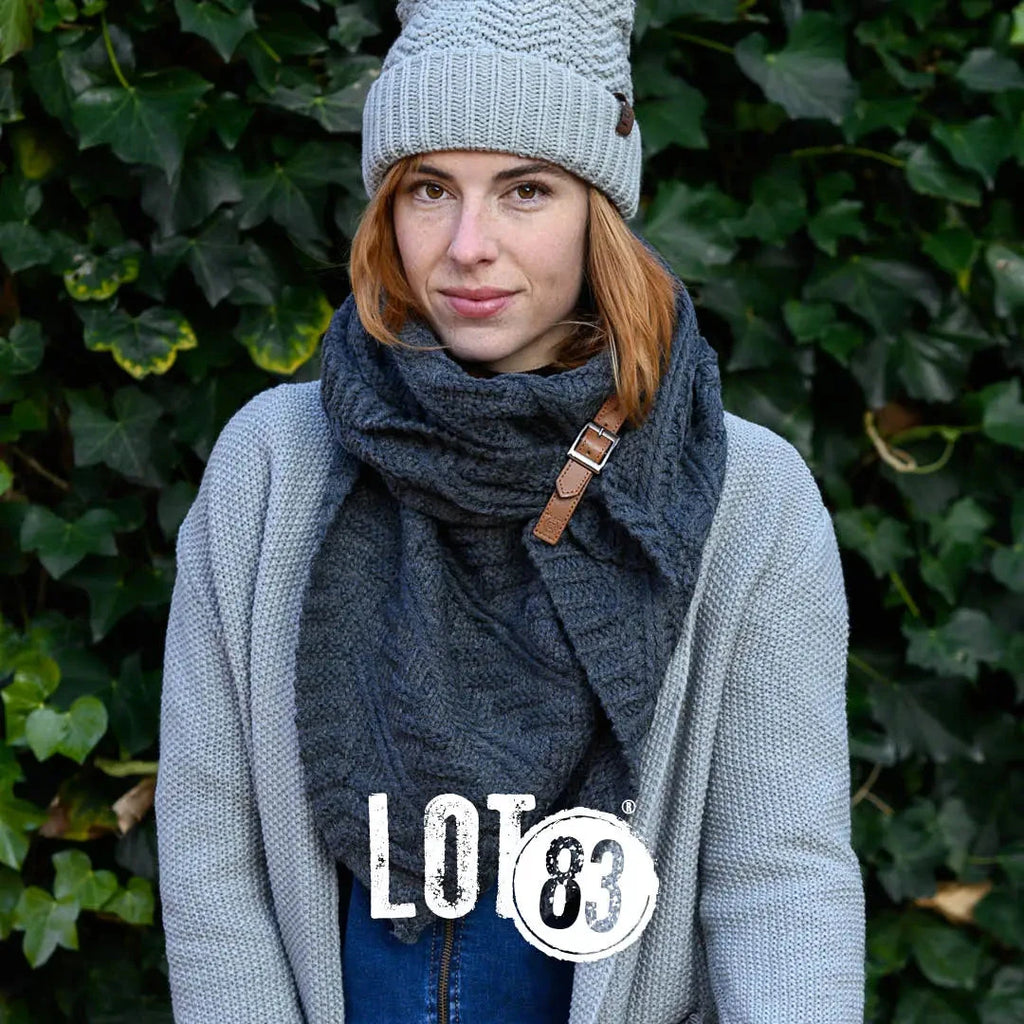 LOT 83 | Dreieckiger Strickschal Fleur Accessoires Maison Unik Accessoires Anthrazit 